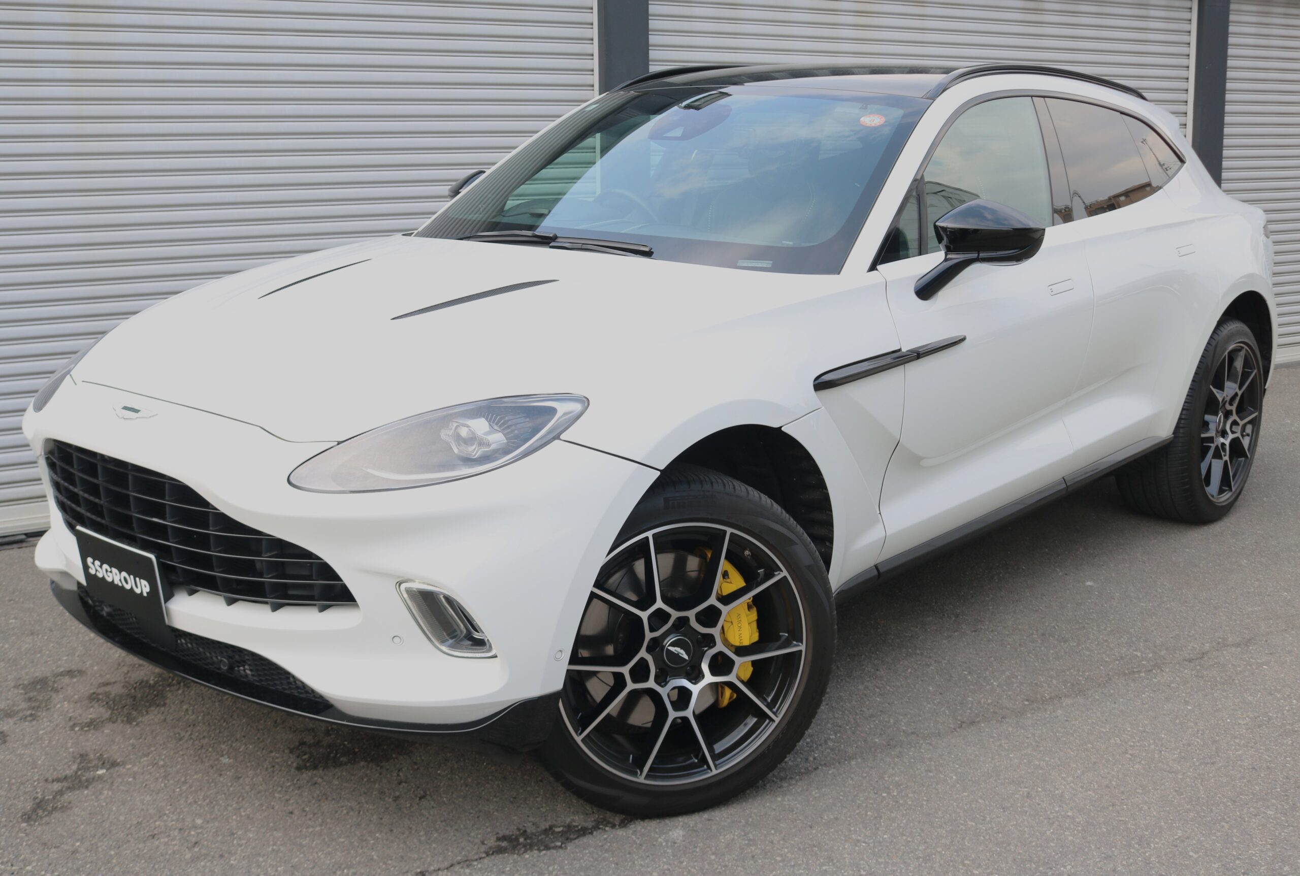 高価買取伝説☆令和3年式 アストンマーティン DBX 4.0 モーニングフロストホワイト